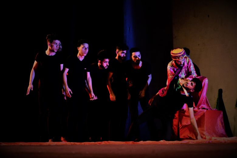 على هامش (الملتقى الحسيني الثقافي الاول ) عرض مسرحي بعنوان (حين نطق الدم )